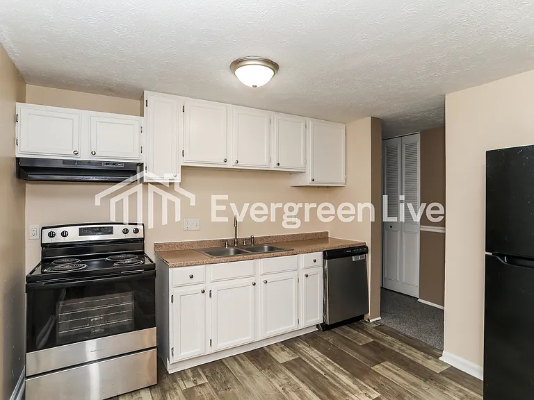 10298 Menominee Dr — Photo 6