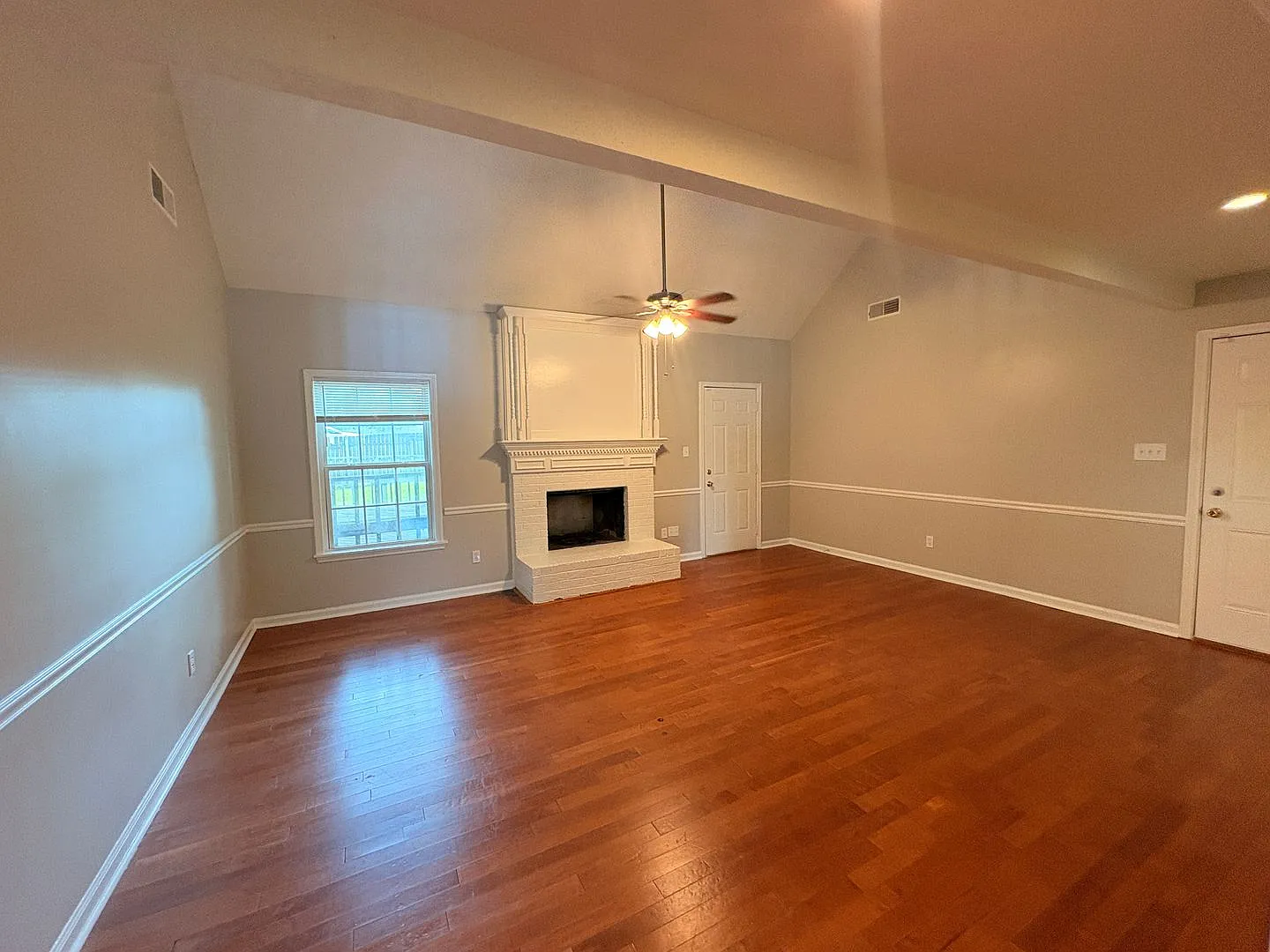 Spacious Home Freshly Painted and New Carpeted! Fully Fenced in Back Yard. — Photo 4