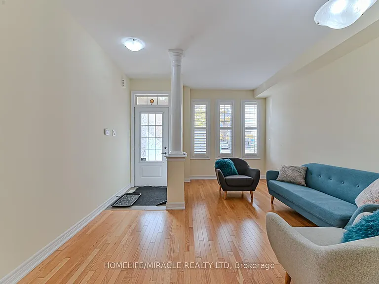 105 Sky Harbour Dr — Photo 2