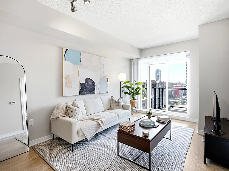 570 Bay St — Photo 5