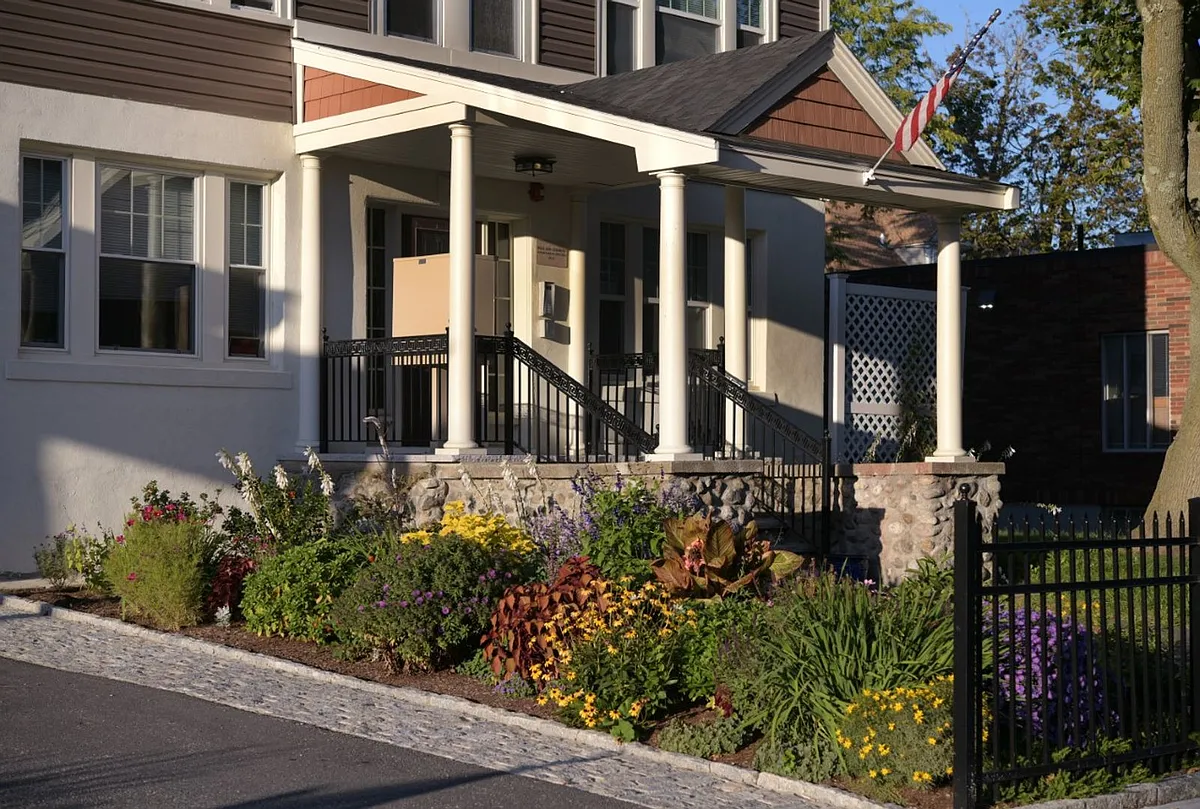 Building Photo - 113 Elm St