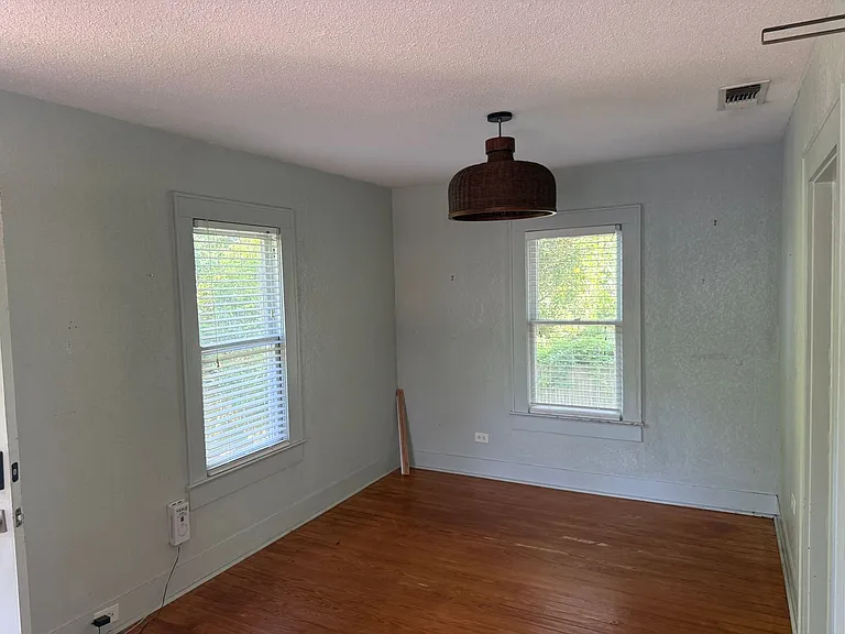 606 W Dobbs St — Photo 5