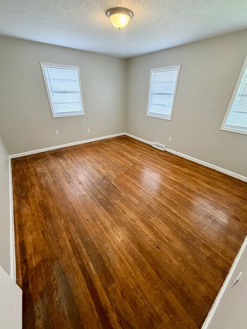 Newly Renovated Spacious 2 Bed 1 Bath in Amazing Location — Photo 4