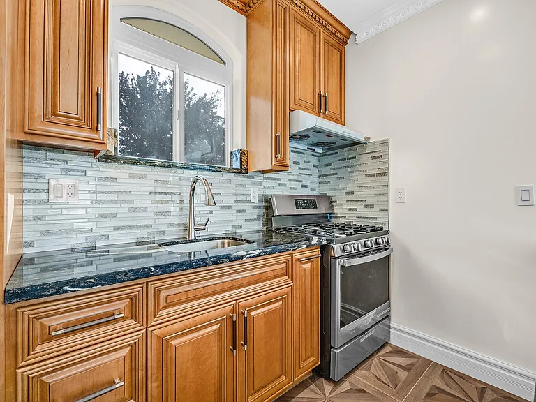 322 Tennyson Rd — Photo 10