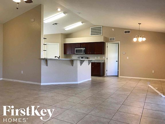 3rd image of 935 Oxford Way