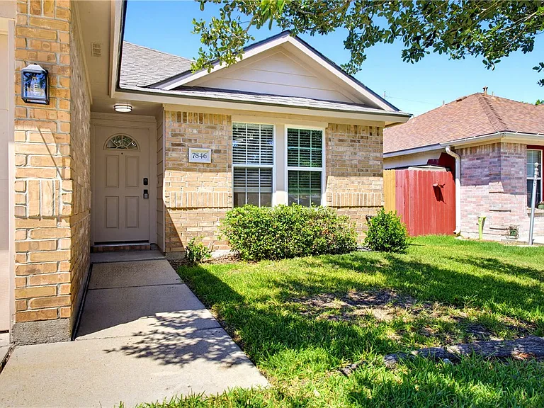 7846 Calgary Dr — Photo 2