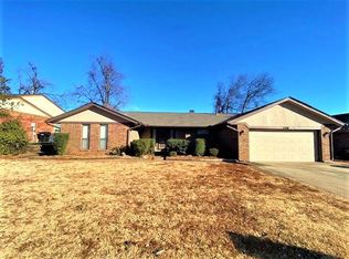 208 Wellington Ln, Moore, OK 73160