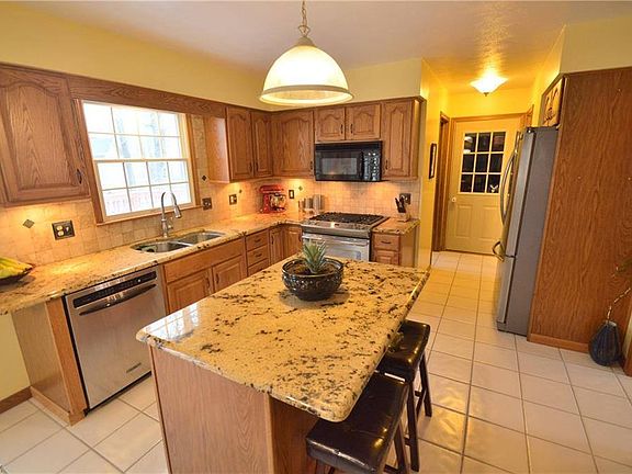 4th image of 865 Fairfield Dr
