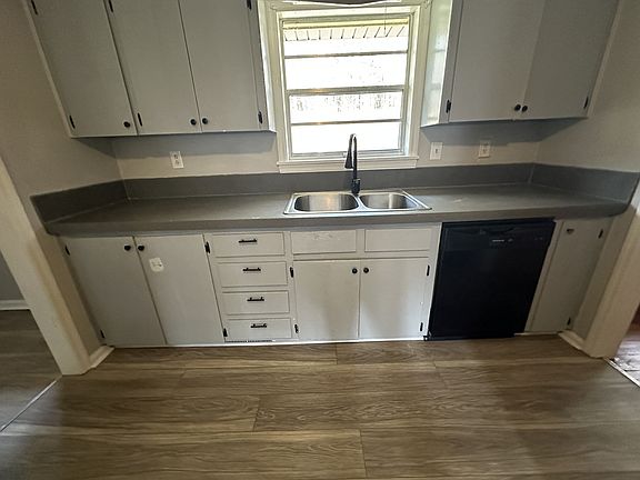 5th image of 989 Riverbend Dr