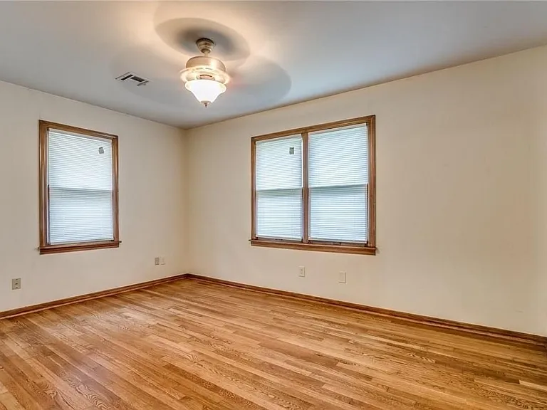 1813 Oxford Way — Photo 5