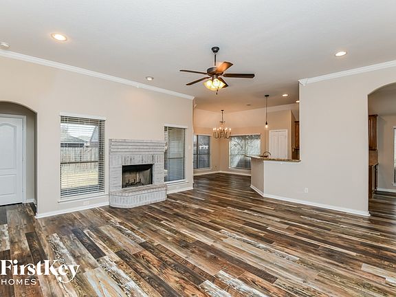 3rd image of 316 Vista Way Dr