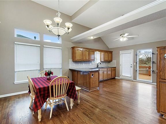 2nd image of 715 SW Foxtail Dr