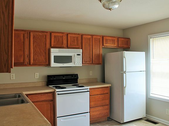 2nd image of 940 Kingsbury Dr APT B