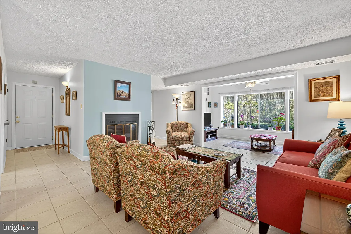 Building Photo - 910 Windbrooke Dr #910