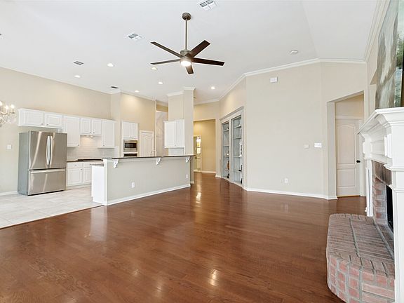 4th image of 6841 Colonnade Dr