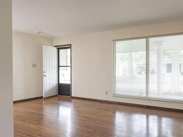 826 Judson Manor Dr — Photo 2