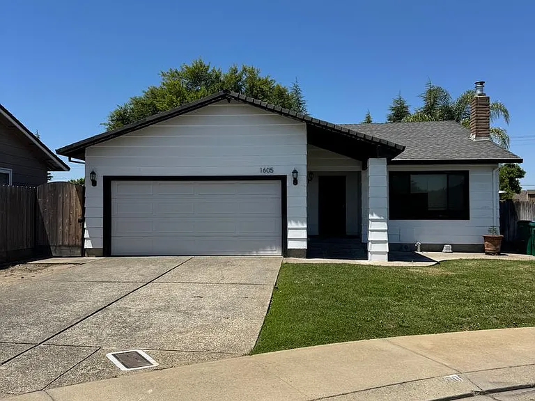 1605 Sutter Ln — Photo 2