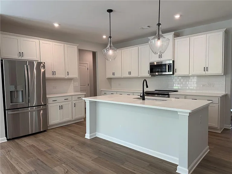 139 Jacobs Hollow St — Photo 4