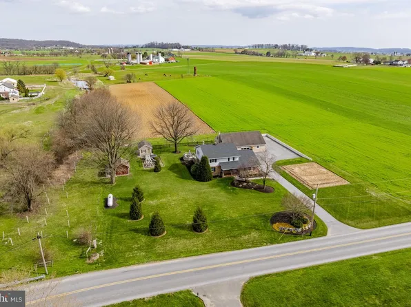 897 S Custer Ave, New Holland, PA 17557