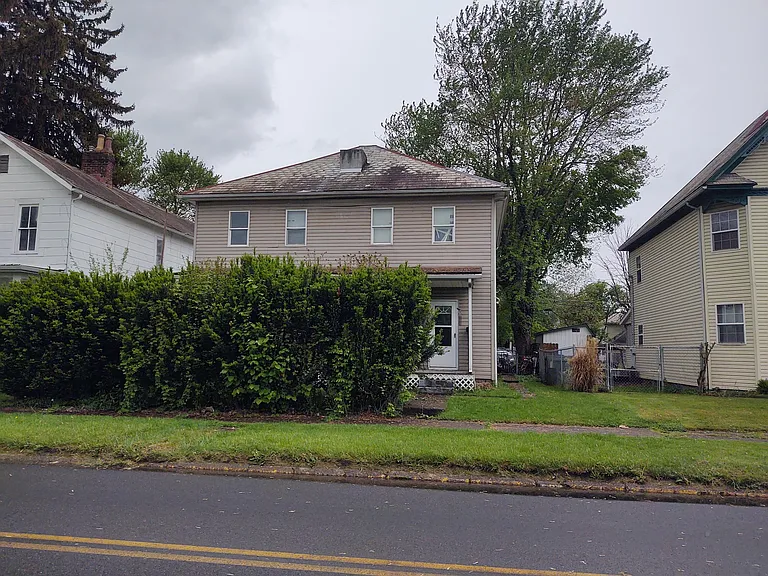 1049 Moxahala Ave — Photo 1