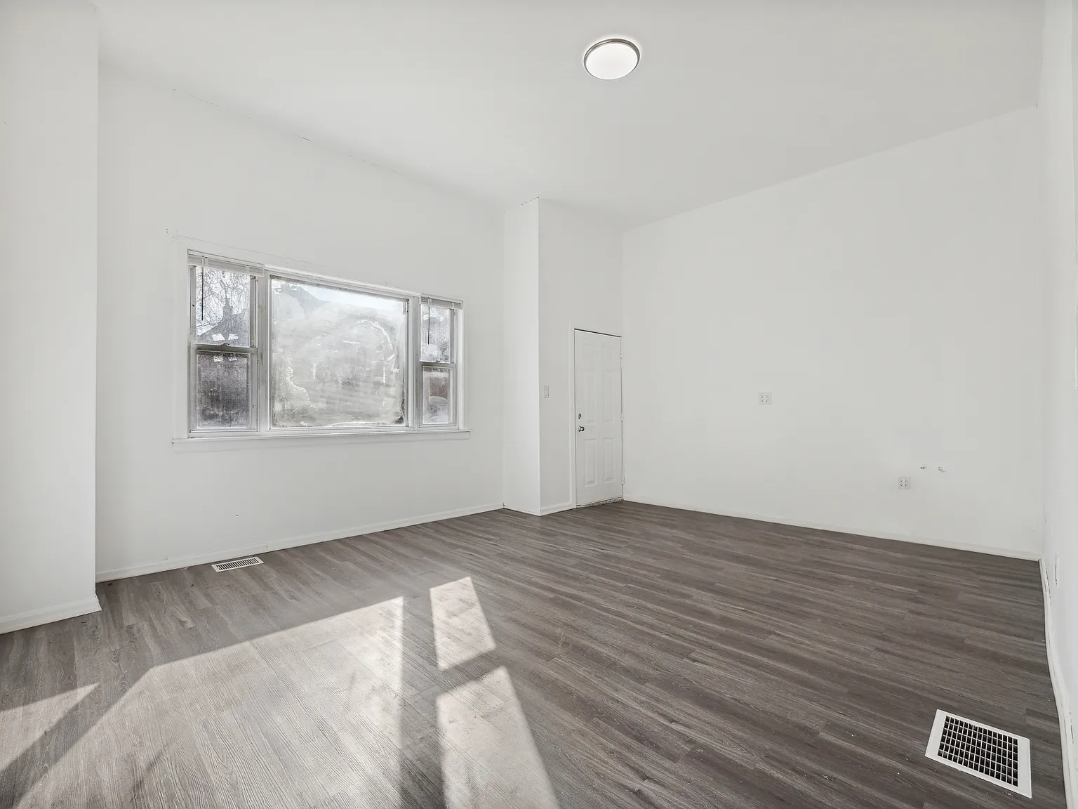 Two Bedroom Apartment — Photo 2