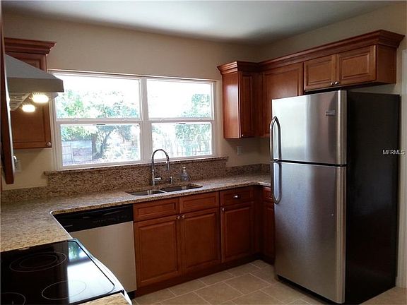 5th image of 704 NE 10th Ave