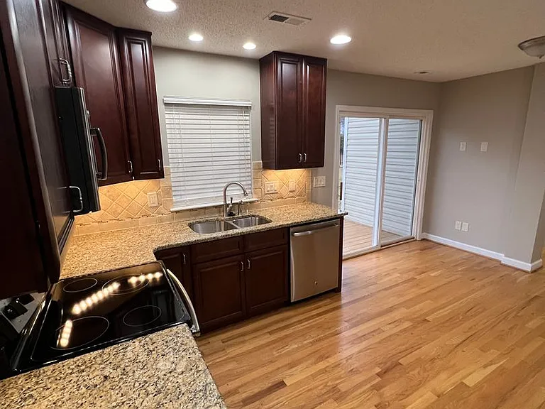 6893 Fenwick Dr — Photo 5
