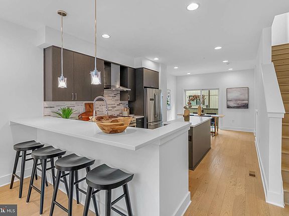 3rd image of 512 Fairmount Ave