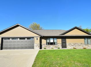 1017 W 2nd St, Zumbrota, MN 55992