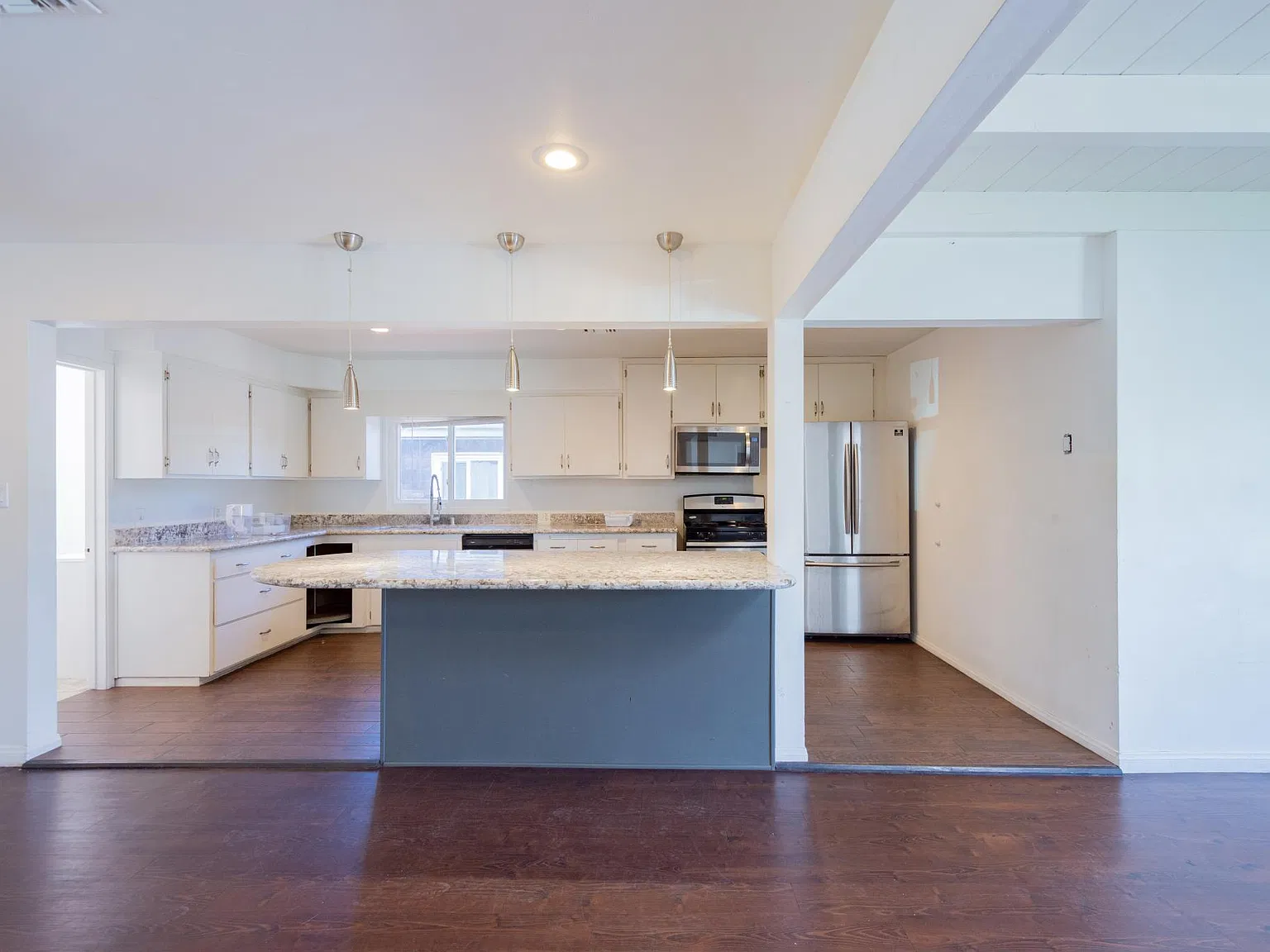 8 bed, 2200 sqft, $12,000 — Photo 4