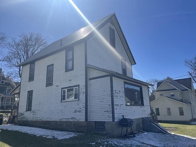 2nd image of 205 Pickering St