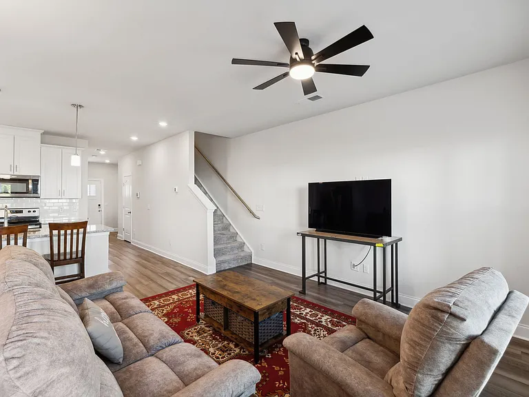 738 Prairie View Dr — Photo 8