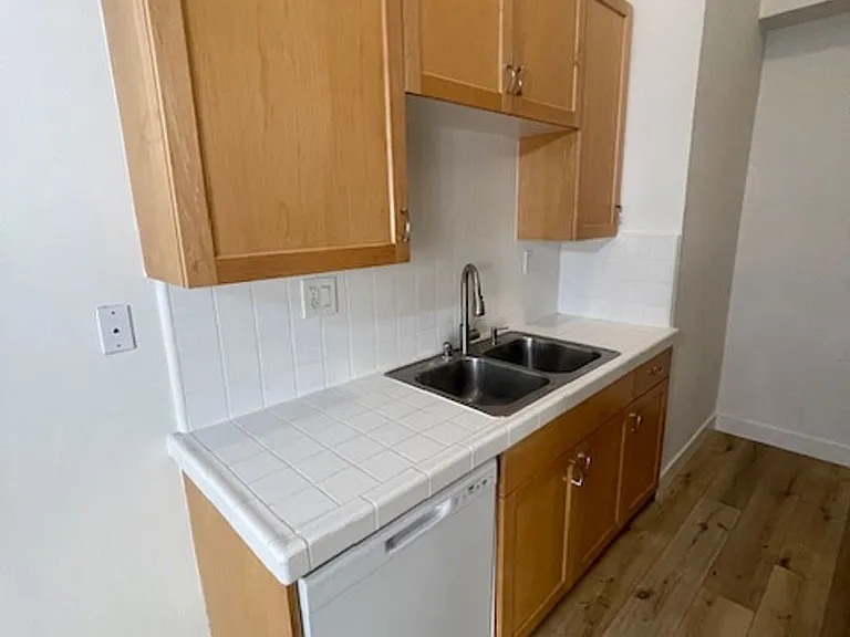 808-812 Westmount Dr — Photo 5