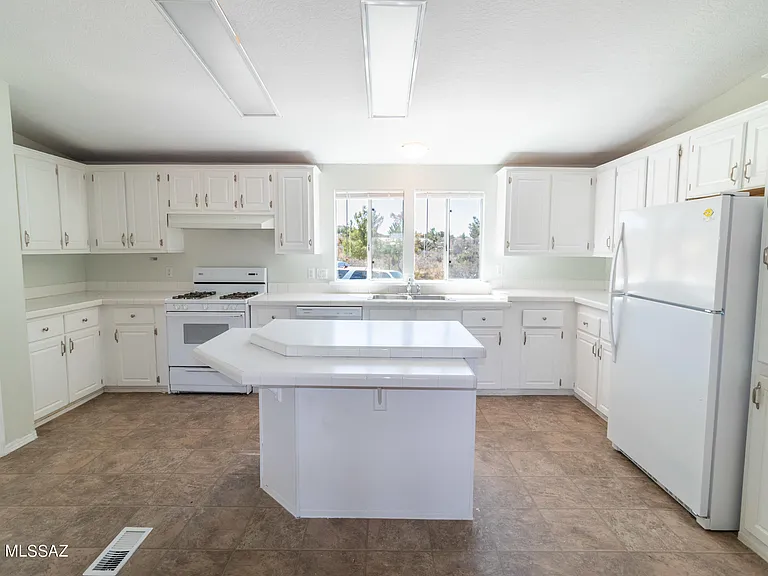 1040 W Barbara Pl — Photo 5
