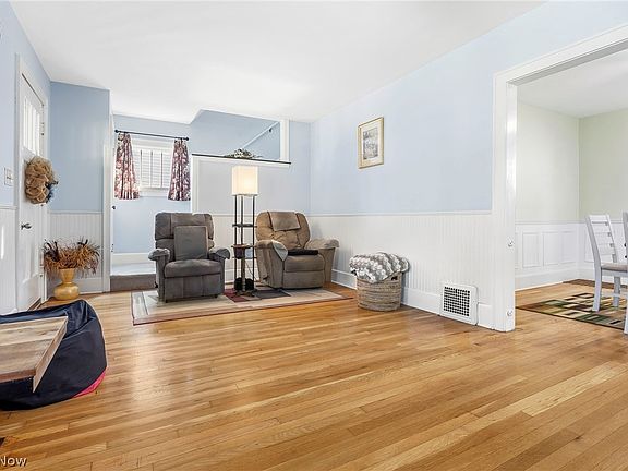 5th image of 821 Lake Ave NE