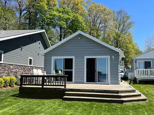 8642 Lake Ave, Watervliet, MI 49098