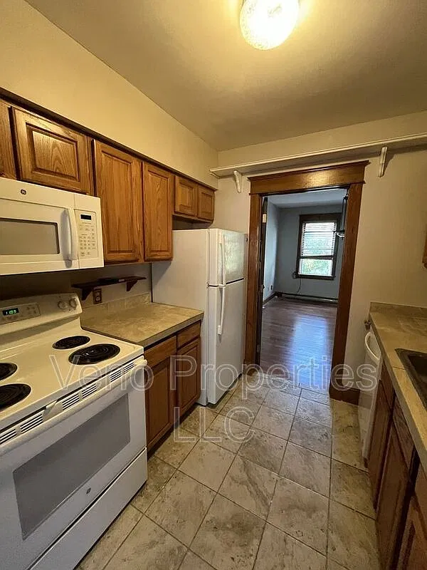2 bed, 1.0 bath, 900 sqft, $1,350 — Photo 3