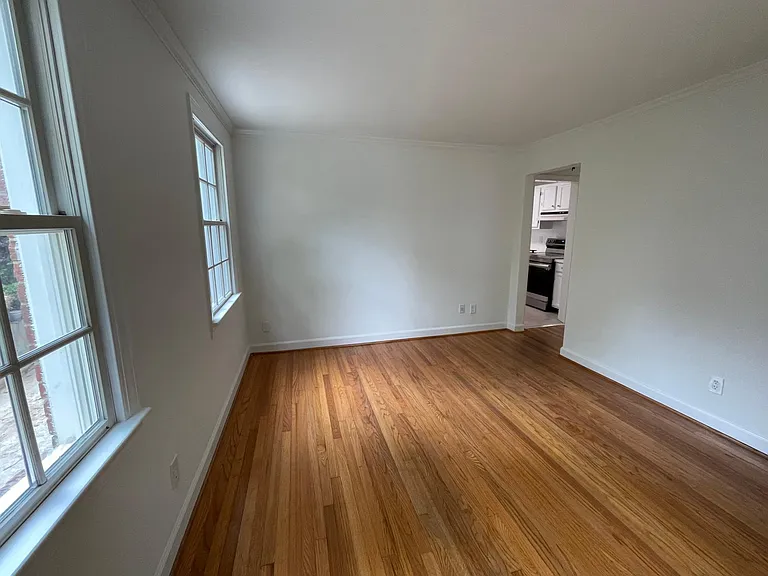2413 Van Dyke Ave — Photo 12