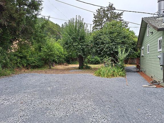 side yard for parking car
(lot with fruit tree's)