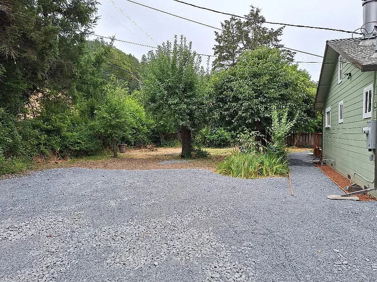 side yard for parking car
(lot with fruit tree's)