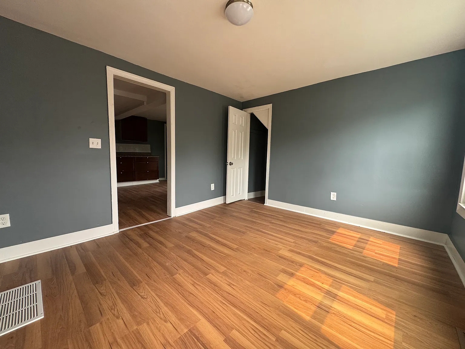 3 bed, 1200 sqft, $2,295 — Photo 4