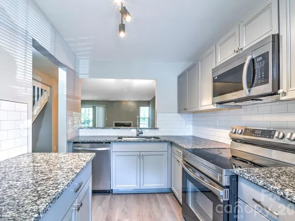 6129 Windsor Gate Ln, Charlotte, NC 28215