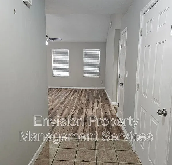 479 Lakeshore Dr — Photo 2