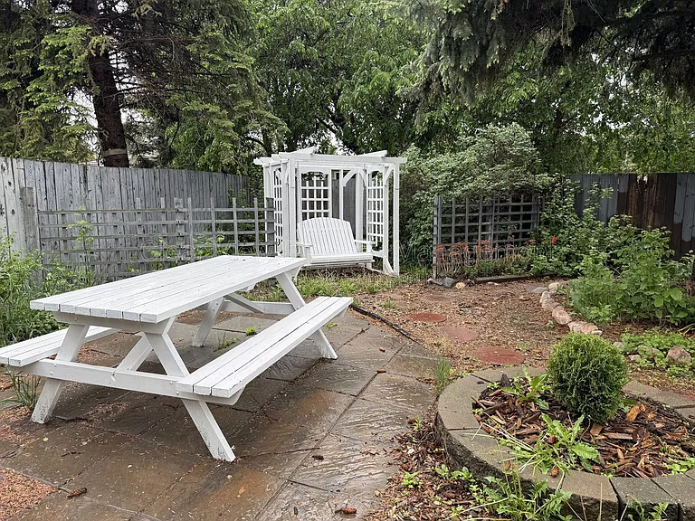 18 Trinity Pl W — Photo 34