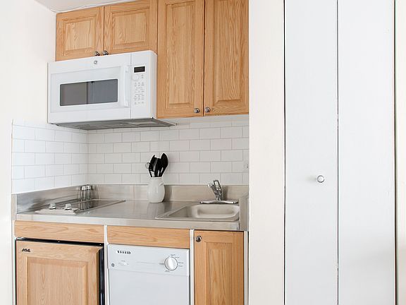 2nd image of 150 W 51st St APT 1832