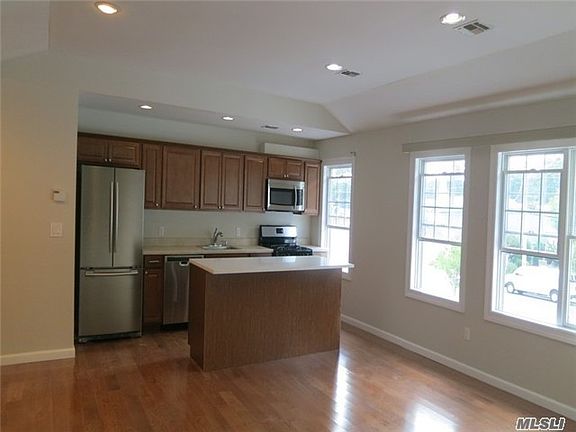 2nd image of 40 Manorhaven Blvd #B