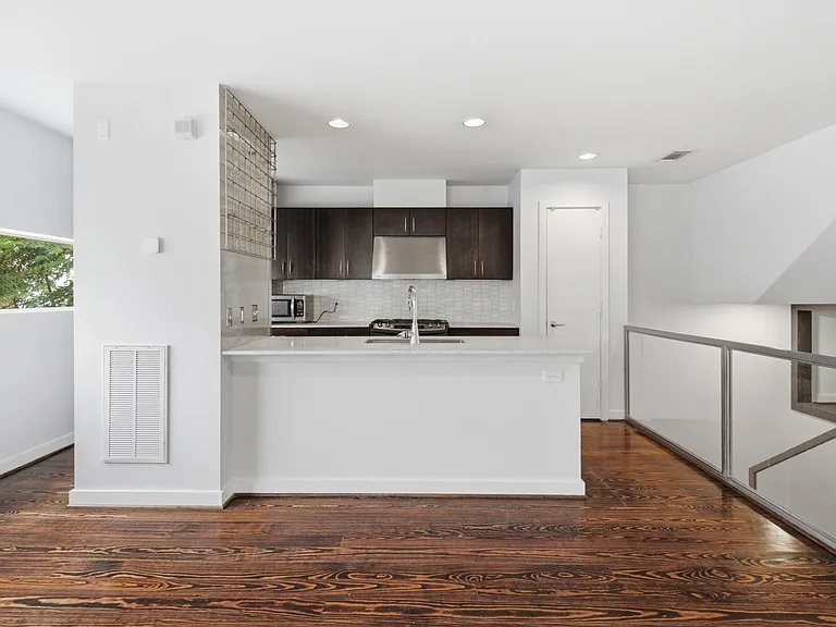 2934 Commerce St — Photo 13