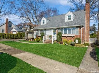 328 Buchanan Ave, Mineola, NY 11501