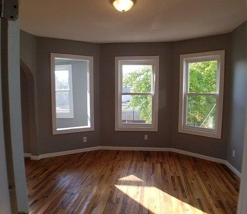 4th image of 32 Gladstone Ave