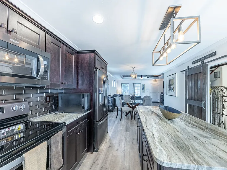 327 Harvey St — Photo 15